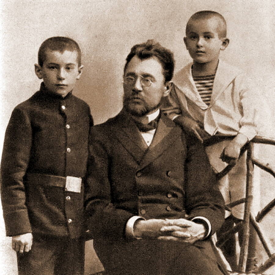 Валя Катаев (слева) с отцом Петром Васильевичем и младшим братом Женей – будущим писателем Евгением Петровым. Одесса, 1910 год. 