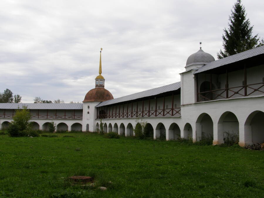 Стена Тихвинского монастыря.