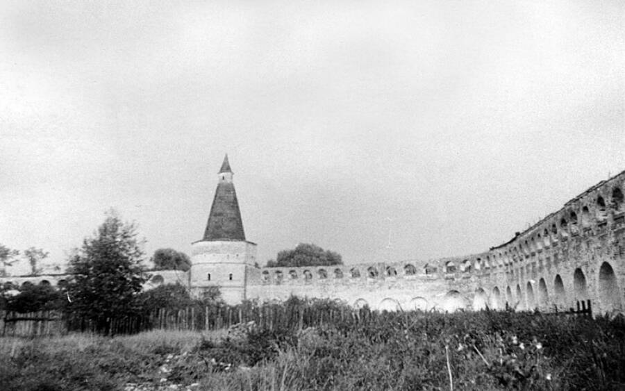 Монастырская стена в 70-е годы XX века. 