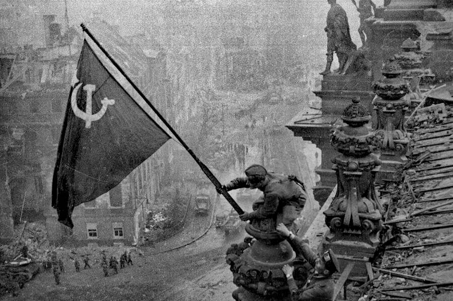 Знамя Победы над рейхстагом. Фото Халдей Евгений Ананьевич