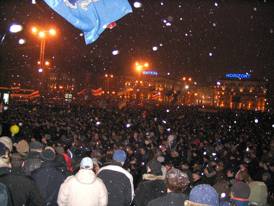 Митинг оппозиции на Октябрьской площади 19 марта 2006 года. 