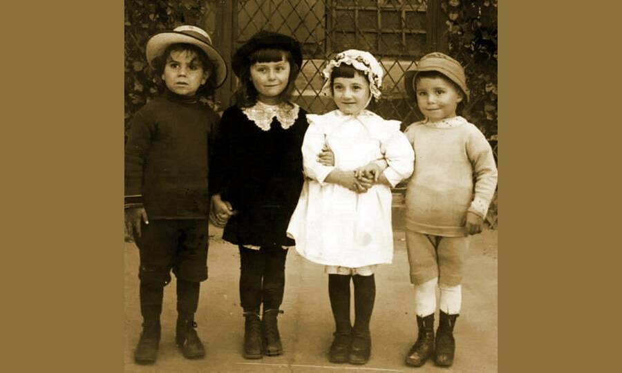 Русские дети в Париже, 1914 год. Второй слева Витя Некрасов. 