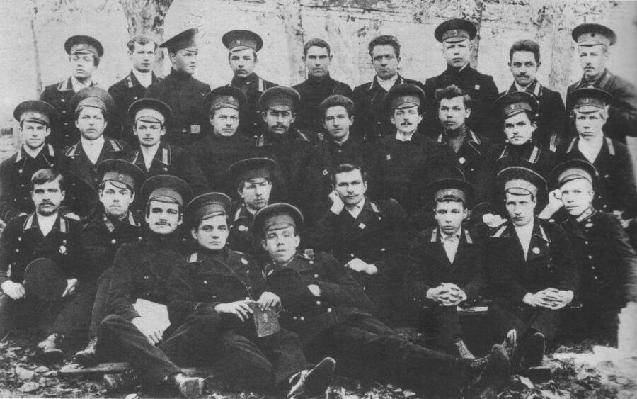 Василевский (в первом ряду второй слева) среди учащихся Костромской духовной семинарии в 1914 году. 