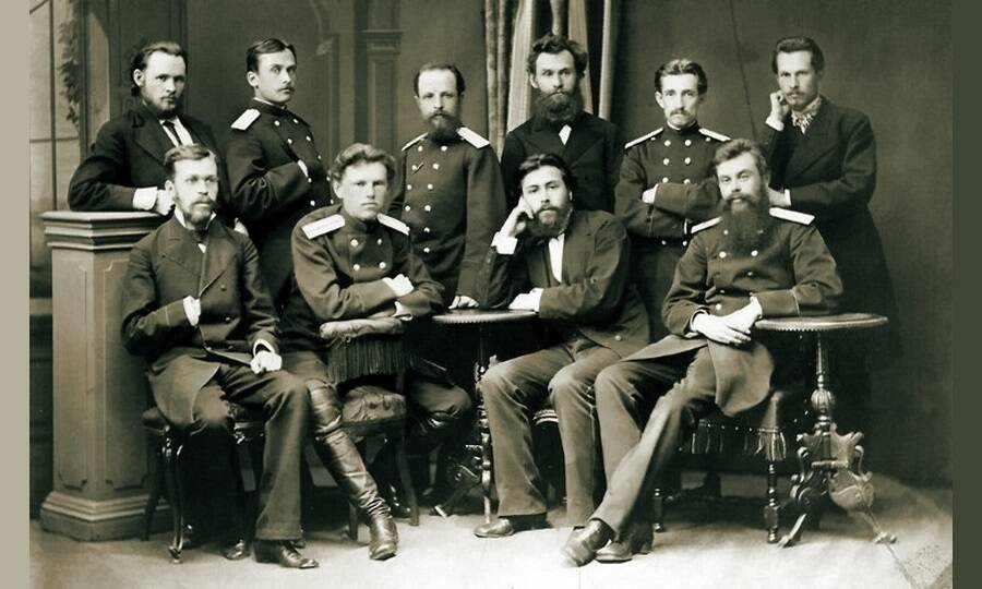 И.П. Павлов (четвёртый слева в верхнем ряду) в группе врачей и преподавателей Медико-хирургической академии, 1878–1879 гг.