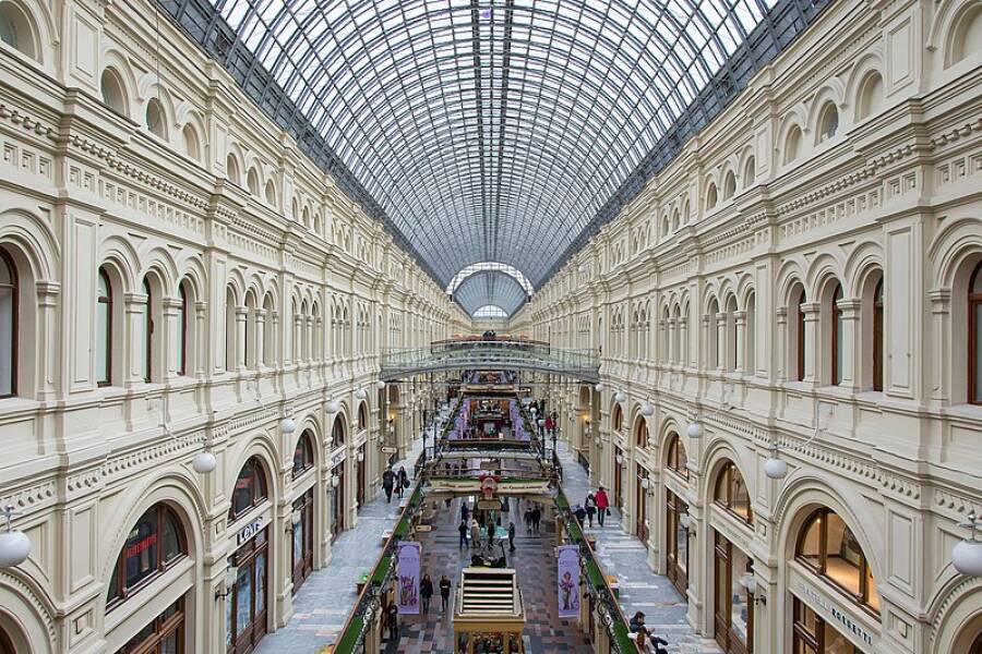 Кажущийся бесконечным коридор торгового центра ГУМ в Москве, Россия. Фото: kuhnmi CC BY 2.0
