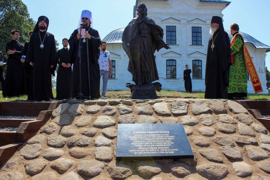 Памятник иеромонаху Амвросию.