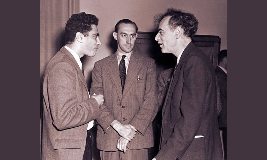 Лев Ландау оживлённо беседует с американским профессором Джеком Стейнбергером в кулуарах международной конференции по физике элементарных частиц, 1956 год. 