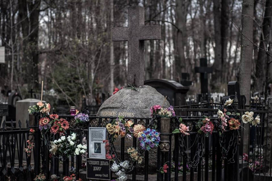 Могила Гааза на Введенском кладбище Москвы. 