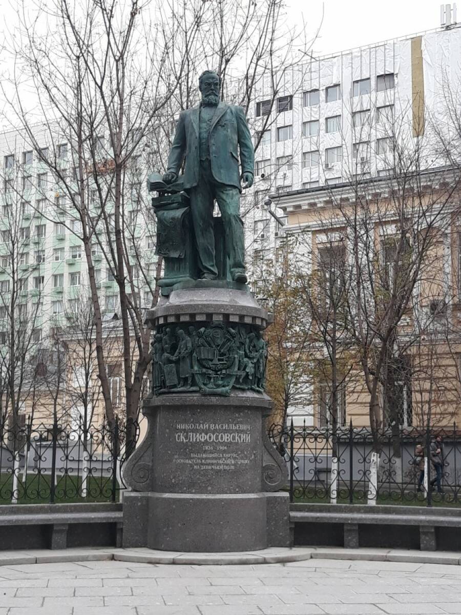 Памятник Склифосовскому в Москве. 