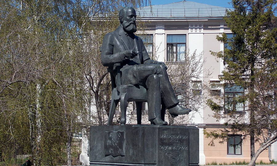  Памятник А.М. Бутлерову в Казани, установленный к 150-летию со дня рождения учёного. Скульптор Ю.Г. Орехов, 1978 год. 