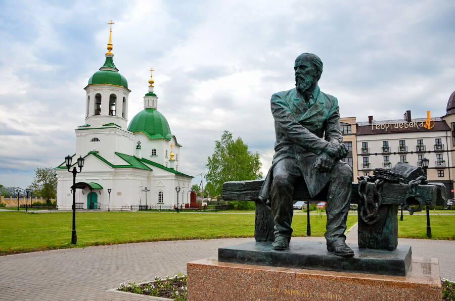 Памятник Ф.М. Достоевскому на фоне церкви Петра и Павла в Тобольске (фото: Akonev66 CC BY-SA 4.0)