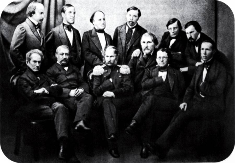  Ковалевский также публиковал художественные произведения. На фото – инженер среди членов первого комитета Литературного фонда.