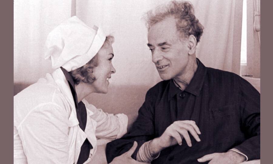 После аварии жена стала для Ландау заботливой сиделкой, не отходившей от мужа ни на шаг. Фото сделано в больнице в конце 1962 года.