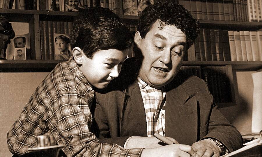 Виктор Драгунский с прототипом своего главного литературного героя сыном Денисом, 1961 год. 