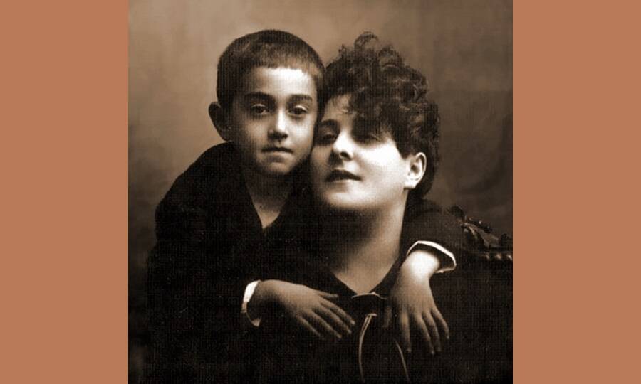 Витя Драгунский с матерью, 1918 год.