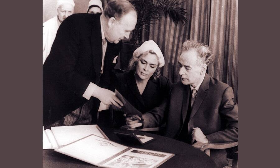 Посол Швеции в СССР Рольф Сульман поздравляет Льва Ландау с присуждением Нобелевской премии. Москва, 2 ноября 1962 года.