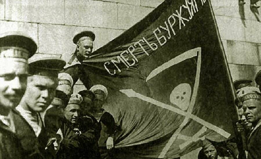 Моряки с линкора «Петропавловск» в 1917 году.