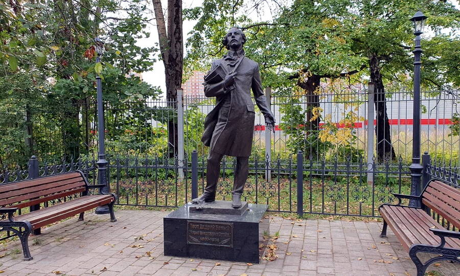 Памятник Андрею Белому рядом с домом-музеем в Кучине, где прошли последние годы поэта и писателя. Скульпторы С. Ялоза и Н. Базюк, 2015 год. 