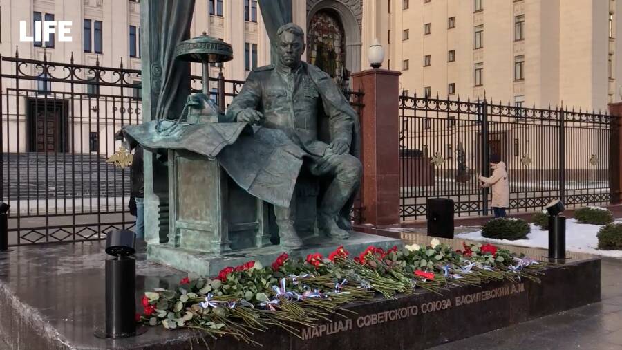 Памятник маршалу Василевскому в Москве. 