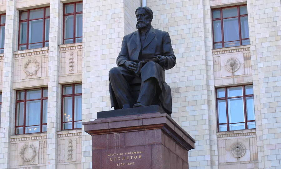 Памятник А.Г. Столетову у корпуса физического факультета Московского государственного университета.
