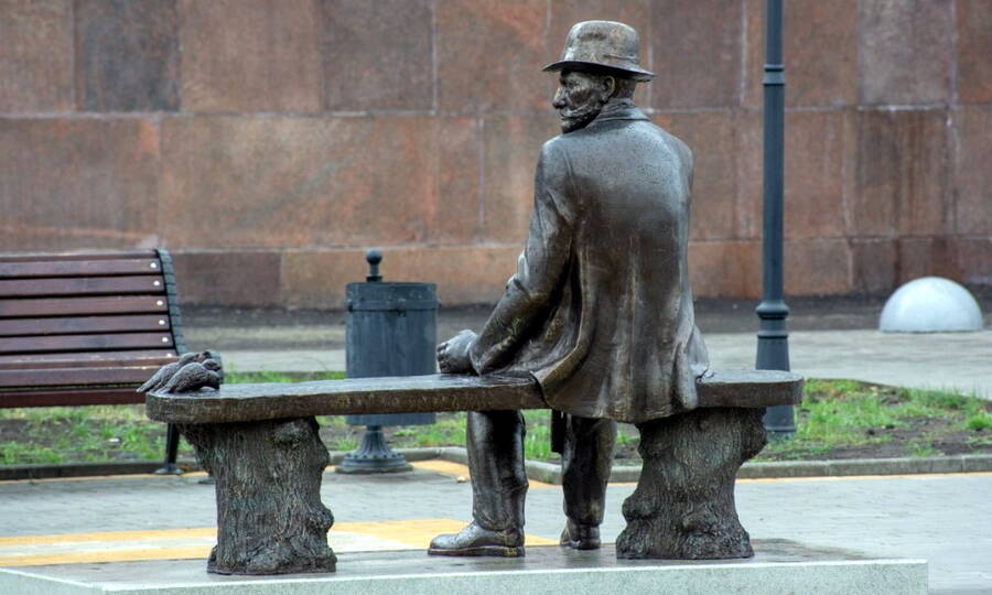 Один из нескольких памятников учёному в Мичуринске, установленный в 2017 году на Привокзальной площади города. 