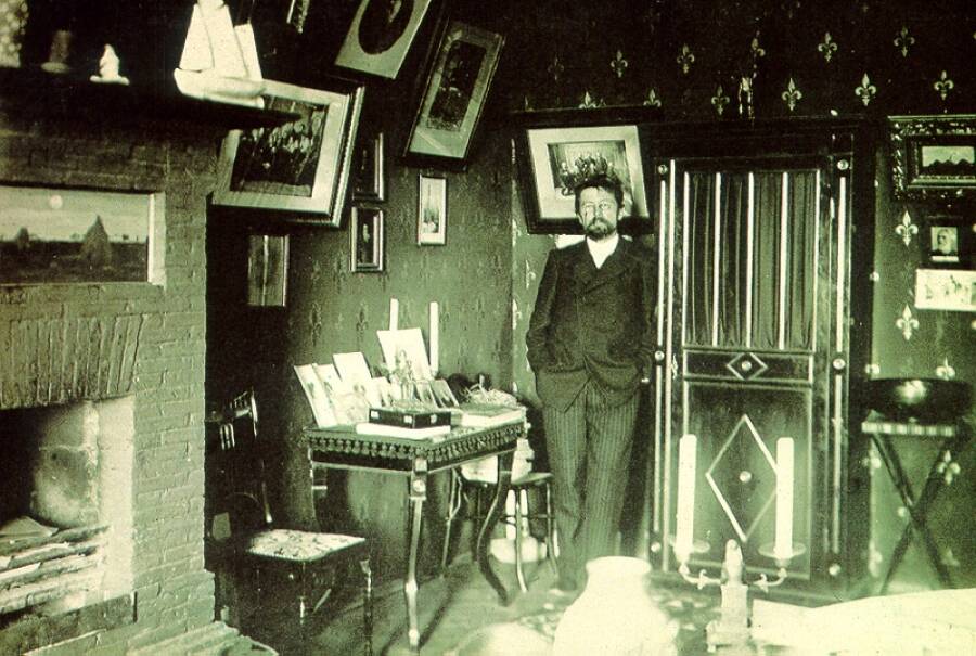 А. П. Чехов в ялтинском кабинете. 1901 г. Фотография Л. В. Средина, 1-2 января 1900 г.