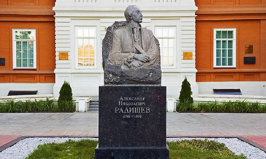 Памятник А.Н. Радищеву у здания Художественного музея его имени в Саратове. Скульптор А.П. Кибальников, 1974 год. 