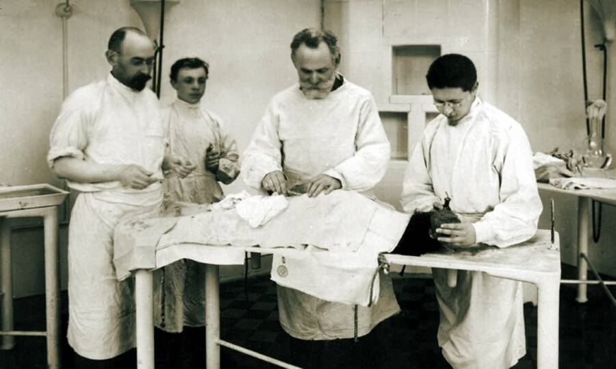 И.П. Павлов оперирует в лаборатории Института экспериментальной медицины, 1902 год.