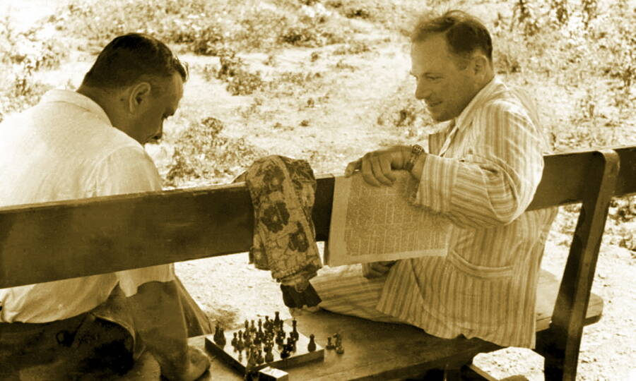  Л.В. Канторович (справа) на отдыхе за партией в шахматы. 