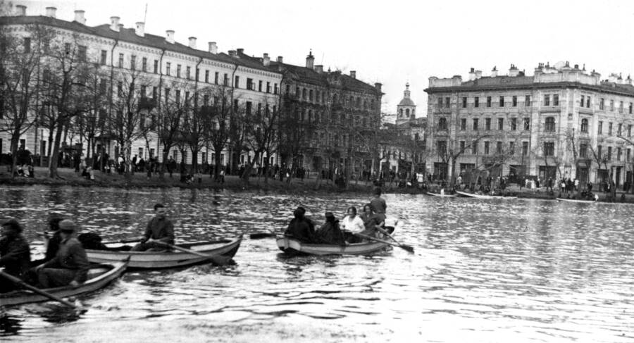 Чистые пруды в 1920е годы. Фото архив С. С. Ильина