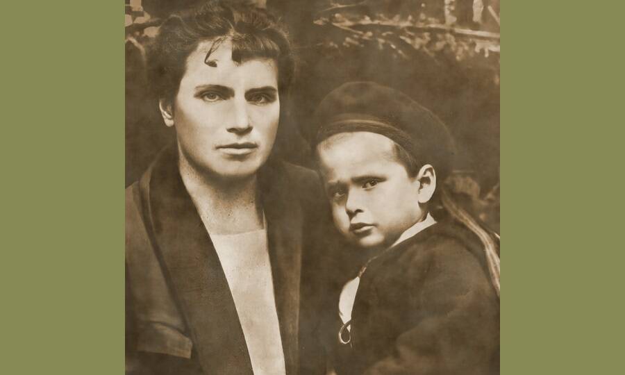 Вера Мухина с сыном Всеволодом, вторая половина 1920-х гг. 