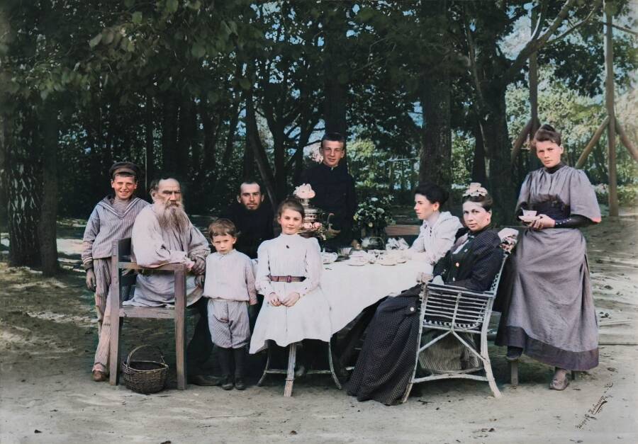 Семья Толстого в 1892 году (слева направо: Михаил, Л. Н. Толстой, Иван, Лев, Александра, Андрей, Татьяна, жена Софья, Мария)