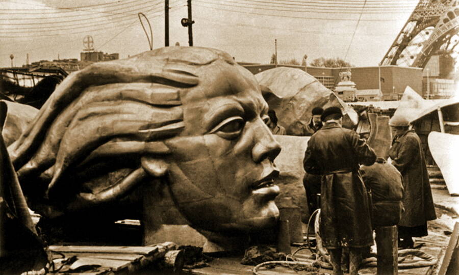 Монтаж скульптуры «Рабочий и колхозница» на Всемирной выставке в Париже, 1937 год. 