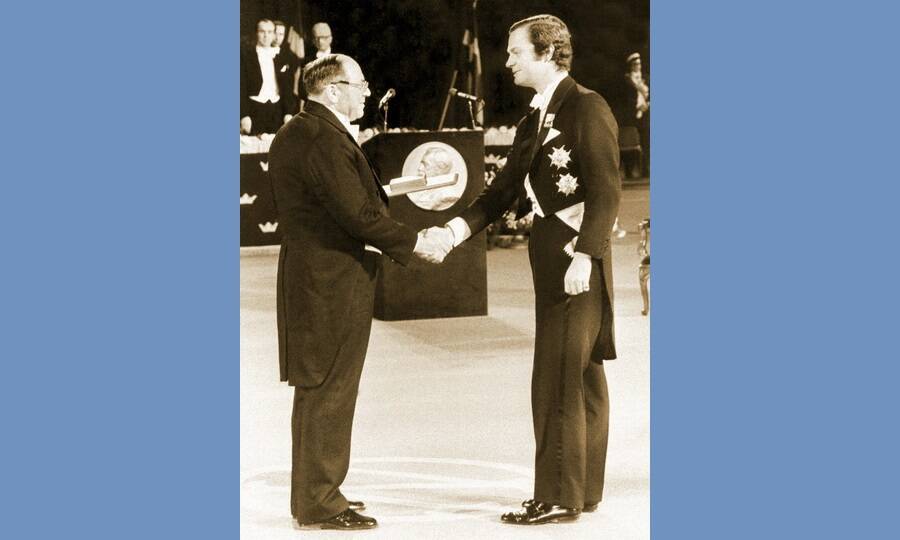 Король Швеции Карл XVI Густав вручает Л.В. Канторовичу Нобелевскую премию, 10 декабря 1975 года. 