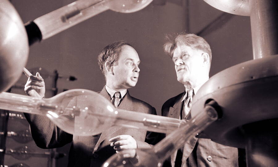 Илья Франк и Павел Черенков работают в лаборатории ФИАН, 1964 год. 
