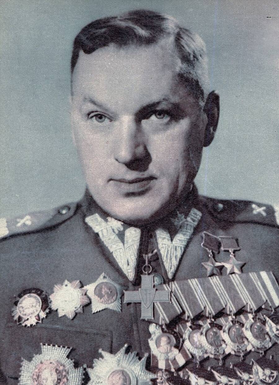 Рокоссовский со всеми наградами в форме маршала Польши.
