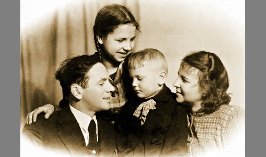 Леонид Канторович с супругой Натальей Владимировной, дочерью Ириной и сыном Всеволодом, 1947 год. 