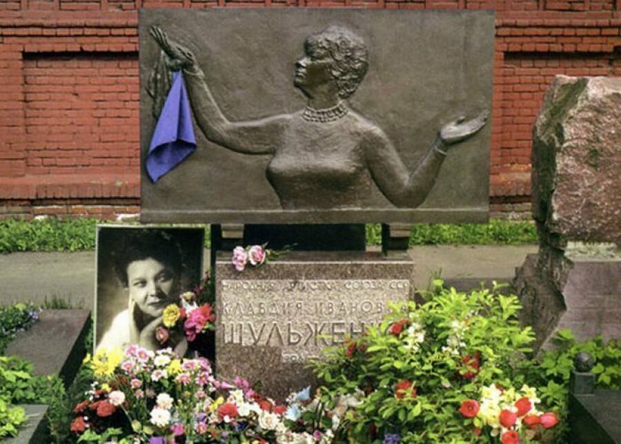  Могила Шульженко на Новодевичьем кладбище Москвы. 