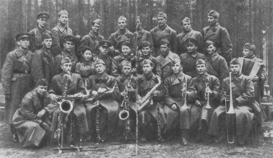 Клавдия Шульженко с фронтовыми музыкантами.