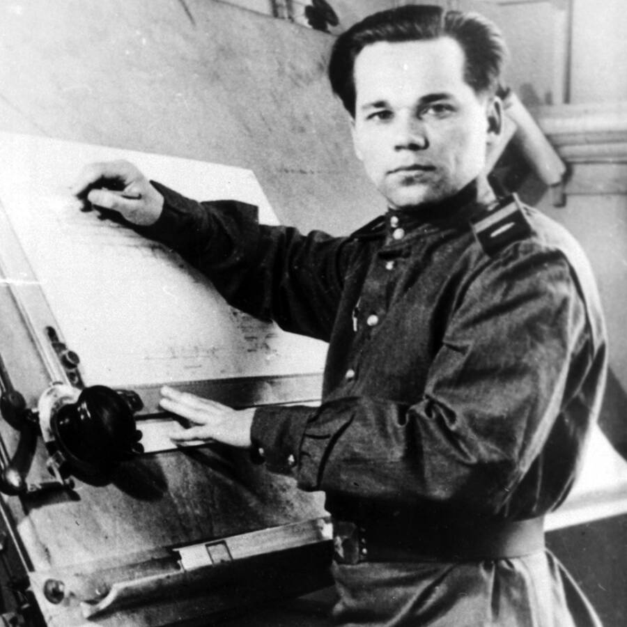 Михаил Калашников во время работы над проектом автомата АК-47, 1947 год. 