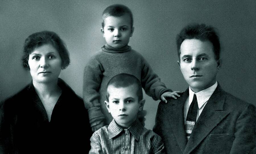 Жорес Алфёров (вверху) с родителями и старшим братом Марксом, погибшим на фронте в 1944 году.