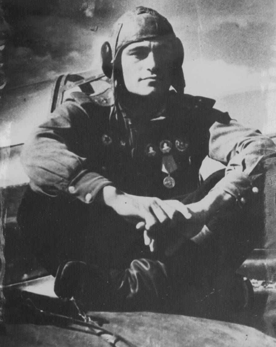 Лётчик-истребитель Амет-Хан Султан на крыле своего истребителя Як-1. 