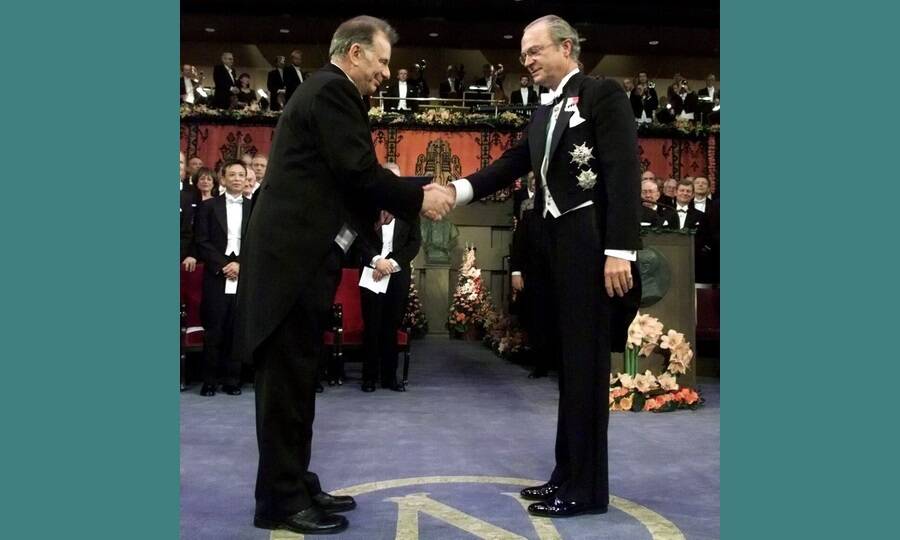 Академик Жорес Алфёров и король Швеции Карл XVI Густав на церемонии вручения Нобелевской премии. Стокгольм, 10 декабря 2000 года. 