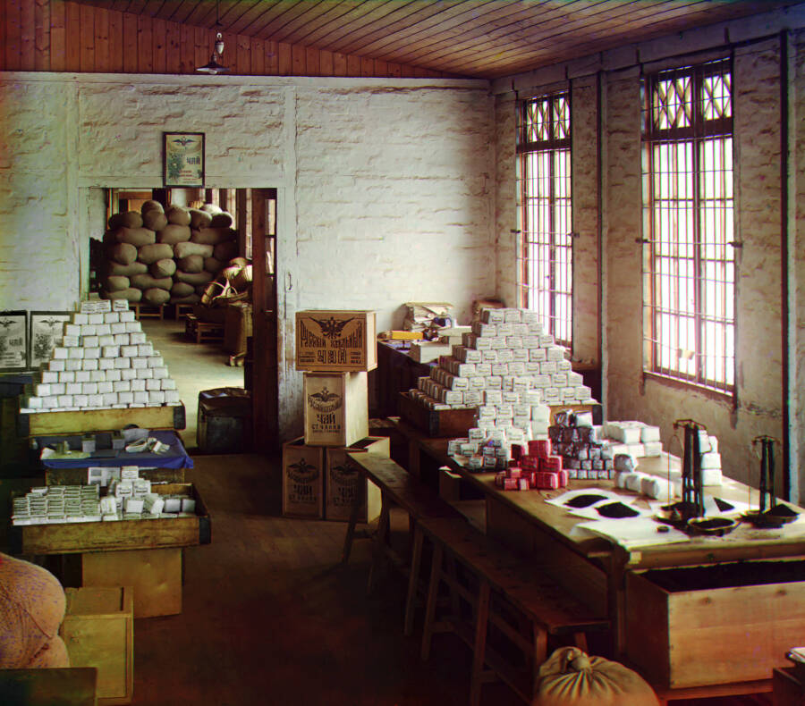 На чаеразвесочной фабрике под Батумом. Начало XX века. Фото Прокудина-Горского