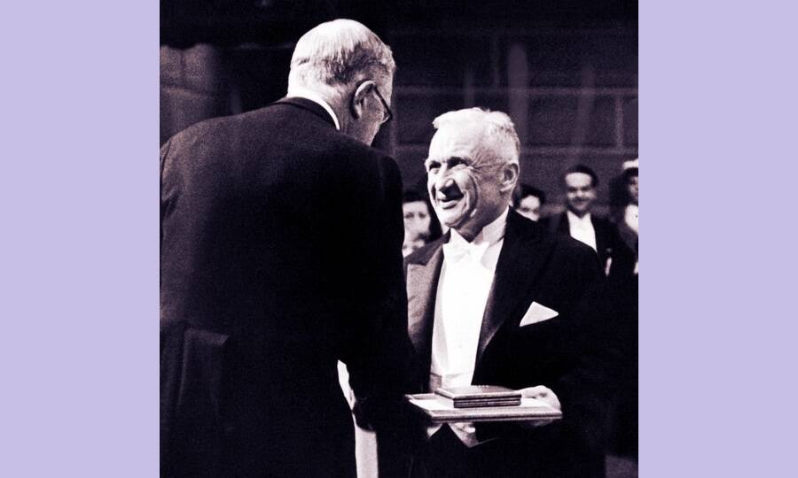 Король Швеции Густав VI Адольф вручает Игорю Тамму диплом и медаль нобелевского лауреата. Стокгольм, 10 декабря 1958 года. 