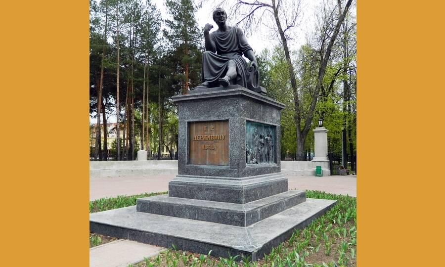 Памятник Г.Р. Державину в Казани. Работа скульптора С.И. Гальберга, установленная в 1846 году, была снесена в 1932 году. В 2003 году была установлена копия работы М.М. Гасимова. 