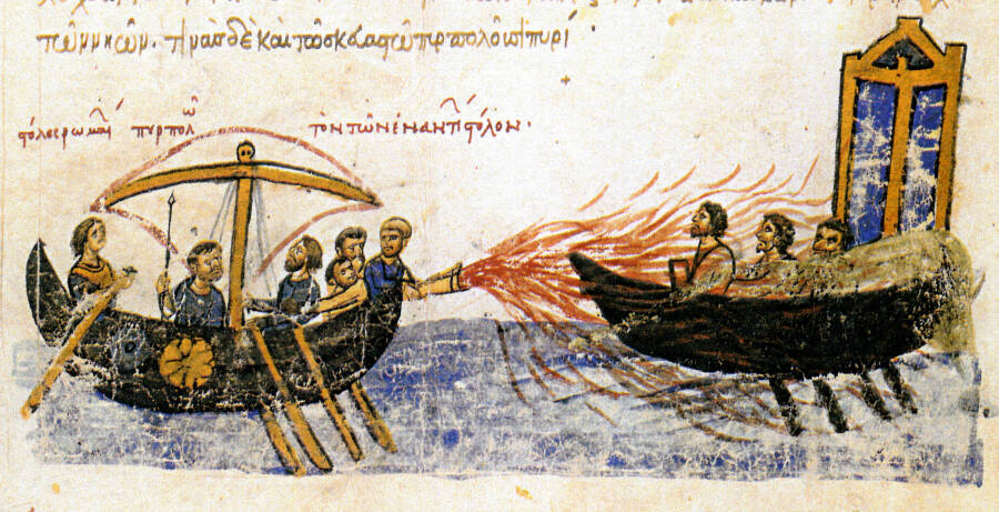 Использование «греческого огня». Миниатюра мадридского списка Хроники Иоанна Скилицы