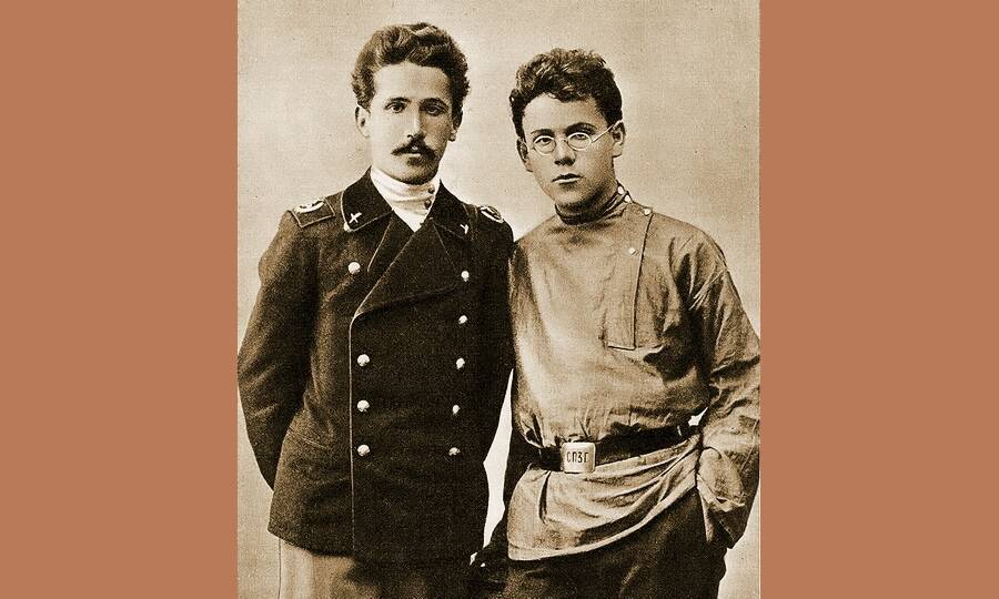 Гимназист Самуил Маршак (справа) со своим старшим братом Моисеем, 1905 год. 