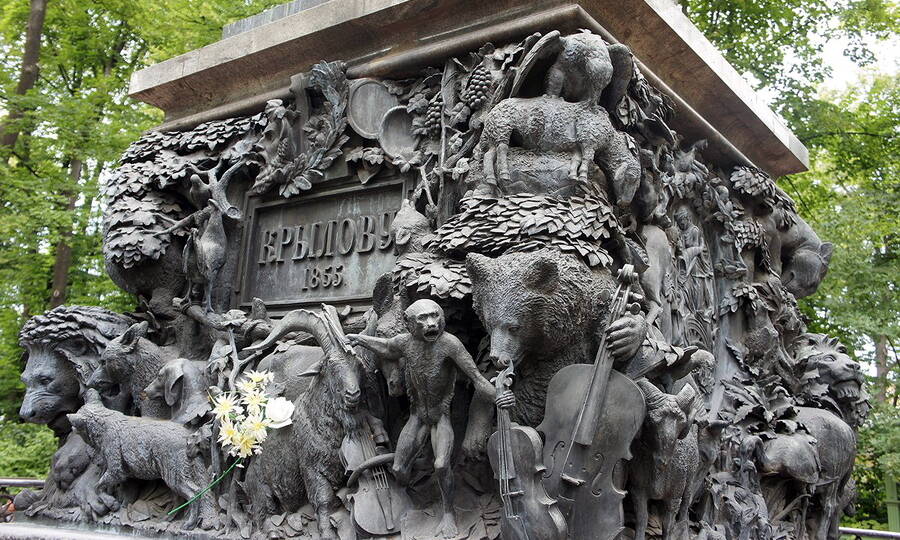 Горельефы на постаменте памятника И.А. Крылову изображают многих его героев. 