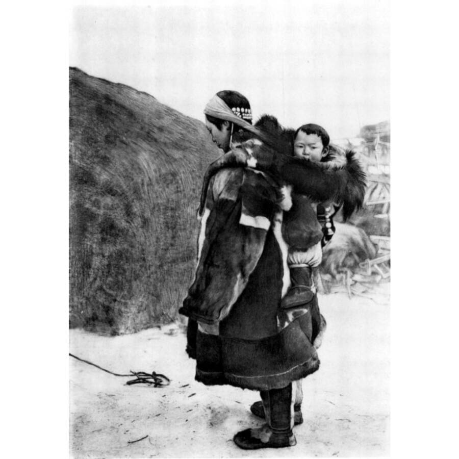 Корякская женщина с ребенком на руках, Фото: Владимир Ильич Иохельсон (1855-1937)